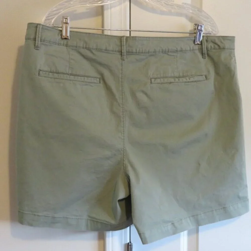 Croft & Barrow Green Chino Shorts Size 18 Flawed - Picture 2 of 7